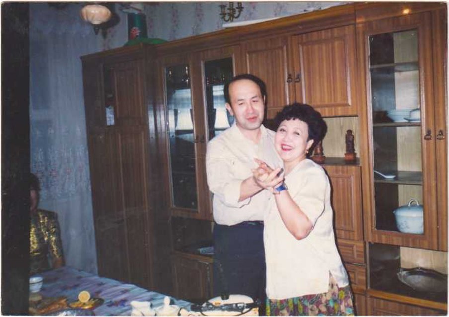 Родители дома, за танцем